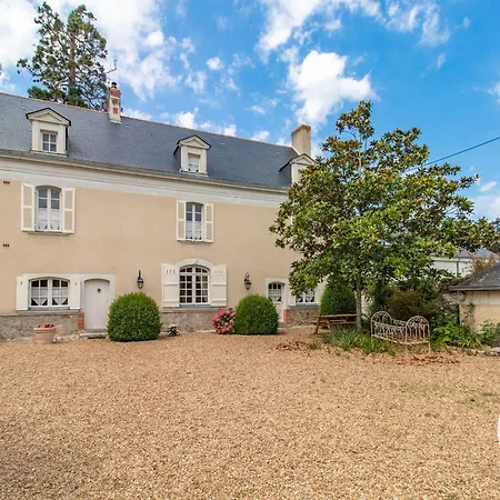 D'hotes Spacieuses Pres De La Loire Bed & Breakfast